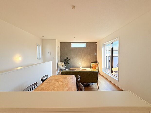 家族が一番集まる場所だから広々としつつも素敵な空間であって欲しい。皆がくつろぐリビングからキッチンまでが一つに繋がる空間。