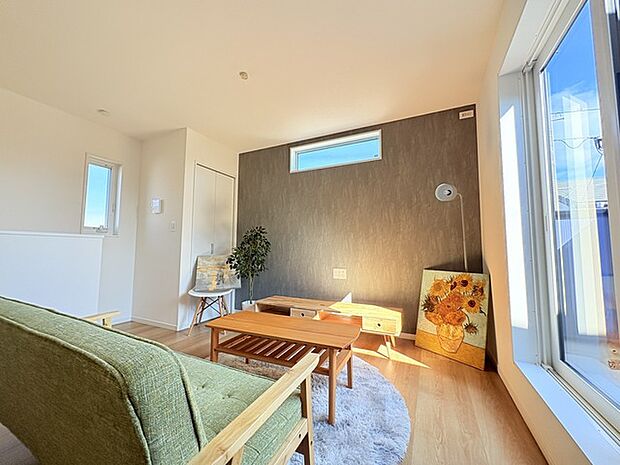 家族団欒のリビング。陽光差し込む食卓には家族の会話とスマイルが溢れます。いつまでもここで食卓を囲みたくなる、そう感じさせてくれるスペース。 