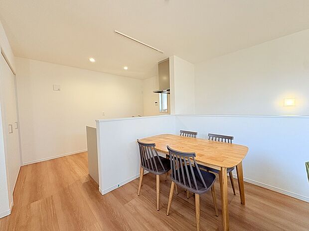 夕食の時間。家族、友人、両親、親戚との会話がより料理を美味しくしてくれる。あっという間に時間が過ぎてしまう居心地の良さは、普段はほっとする空間としてここにあります。