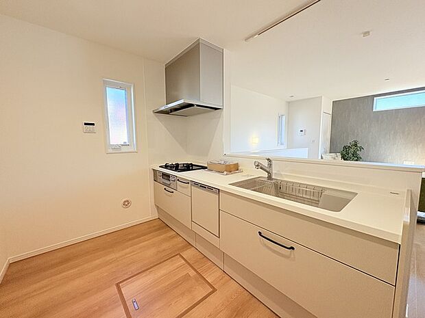 人工大理石を使用したシステムキッチン。永く傷つきにくく、お手入れもしやすい高機能性です。