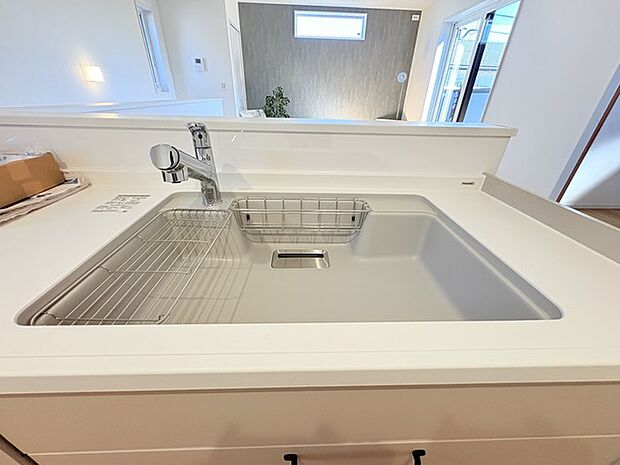 一杯の水も楽しめる浄水器があるシステムキッチン。 