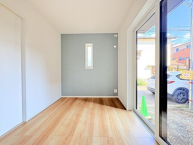 アクセントクロスを使用したオシャレな洋室。窓からそそぐ陽の光が眩しいベッドルームは、朝の目覚めが心地良く迎えられそうです。