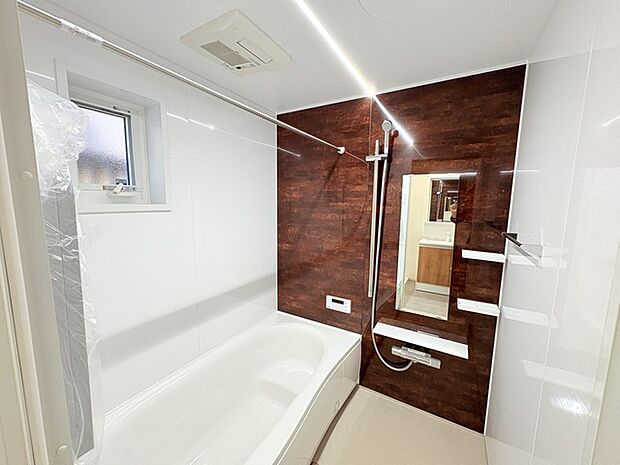 花粉や雨の日、寒い冬の時期に嬉しい浴室乾燥機。換気機能で入浴時に湿気を換気しカビの防止にもなります。