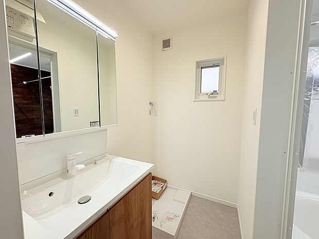 お出かけ前の身だしなみに一歩差がつく三面鏡。ミラー裏にはたっぷり収納もございます。