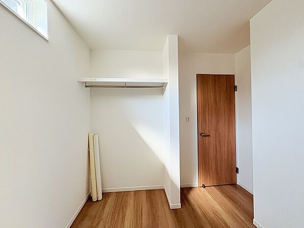 衣類の整理整頓に嬉しいクローゼット付きのお部屋。お子様のお部屋としても便利です。
