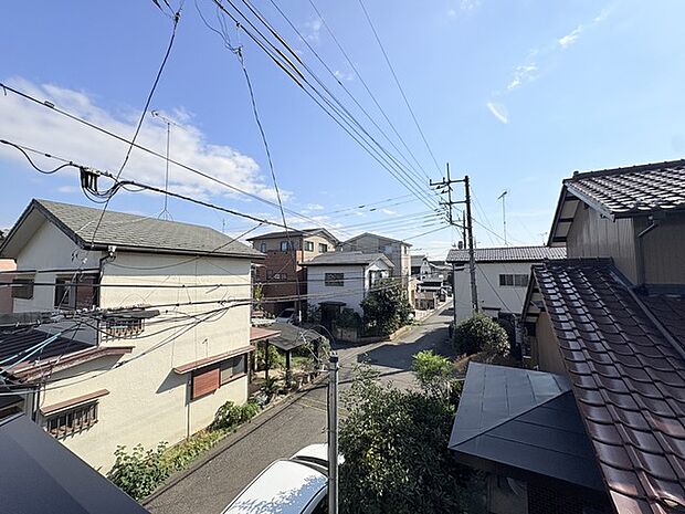 窓から眺める風景は一日の疲れを癒すヒーリングを奏でる、心地の良い時間を演出してくれます。室内も重要ですが、周りの環境もマイホーム選びの大事なポイント