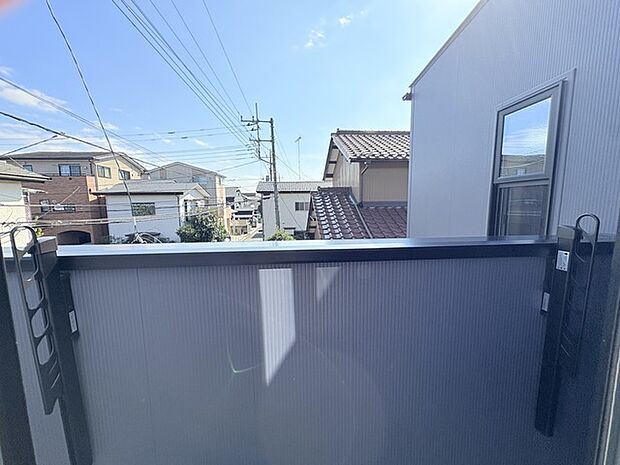 広めのバルコニーは風通しも良くお洗濯物もしっかりと干すことができます!