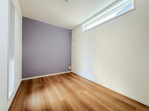 アクセントクロスを使用したオシャレな洋室。窓からそそぐ陽の光が眩しいベッドルームは、朝の目覚めが心地良く迎えられそうです。