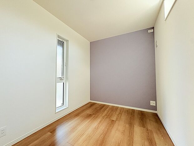 どんな家具にでも相性が良い清潔感ある白色調のクロスを採用。主張しすぎない配色、耐久性にも優れた床材は日々のメンテナンスも楽に、快適に過ごして頂けるよう考えられています。