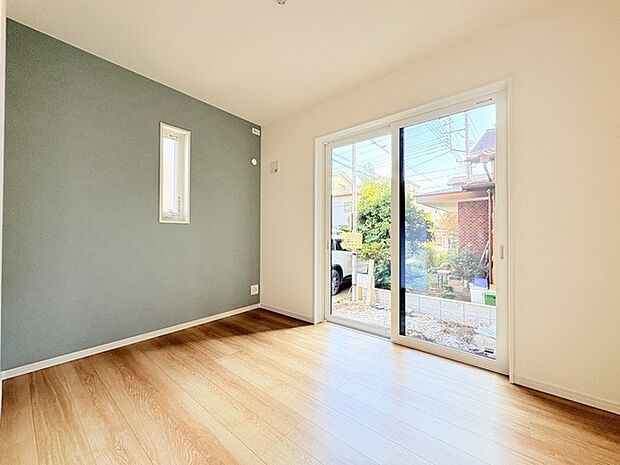 大きな開口部から明るい光が差し込む、日中の室内の明るさがこの部屋の魅力です。