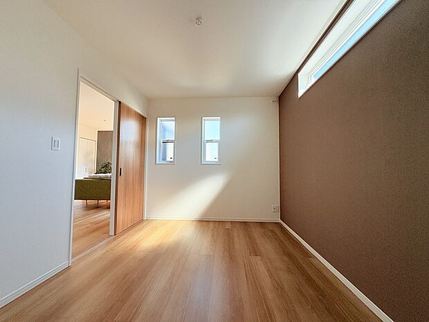 アクセントクロスを使用したオシャレな洋室。窓からそそぐ陽の光が眩しいベッドルームは、朝の目覚めが心地良く迎えられそうです。