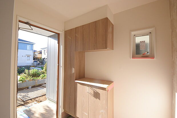 明るく開放的な玄関、靴の脱ぎ履きもしやすく、収納も豊富でご家族皆様の靴をスッキリ収納できます。 