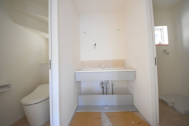 ゆとりの洗面スペースで朝の身支度もスムーズに行えます。 