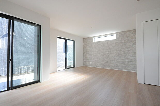 いつも家族の集まるＬＤＫは広々とした17帖。通風・採光にも優れ、心安らぐ風と光がたえない空間。汎用性に富んだ居住スペースと、高揚感さえも与えてくれる住空間です。 