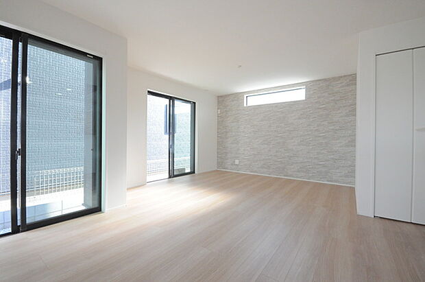 リビングは家具の配置も思いのまま。自由度が高い設計です。 