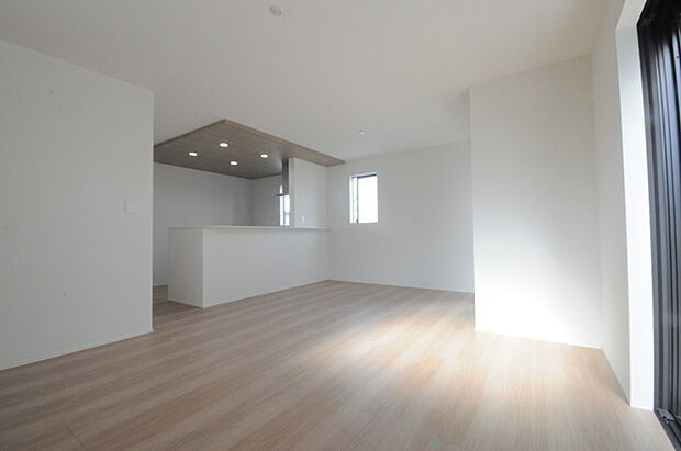 どんな家具にでも相性が良い清潔感ある白色調のクロスを採用。主張しすぎない配色、耐久性にも優れた床材は日々のメンテナンスも楽に、快適に過ごして頂けるよう考えられています。 