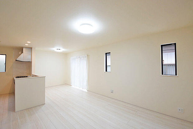 家族団欒のリビング。陽光差し込む食卓には家族の会話とスマイルが溢れます。いつまでもここで食卓を囲みたくなる、そう感じさせてくれるスペース。 