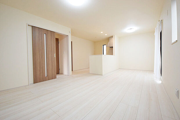 いつも家族の集まるリビングは広々とした17帖。通風・採光にも優れ、心安らぐ風と光がたえない空間。汎用性に富んだ居住スペースと、高揚感さえも与えてくれる住空間です。