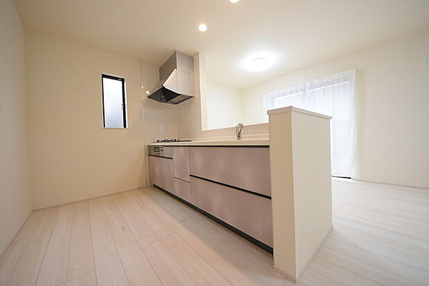 家族が一番集まる場所だから広々としつつも素敵な空間であって欲しい。皆がくつろぐリビングからキッチンまでが一つに繋がる空間。 