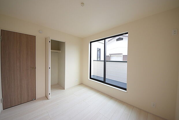 大きな開口部から明るい光が差し込む、日中の室内の明るさがこの部屋の魅力です。 