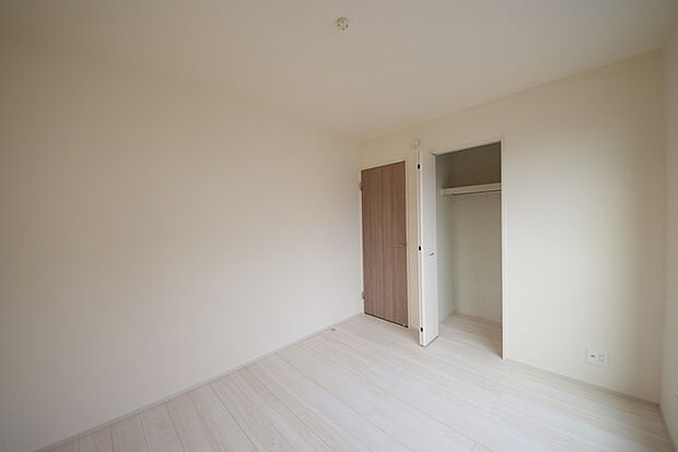 衣類の整理整頓に嬉しいクローゼット付きのお部屋。お子様のお部屋としても便利です。  