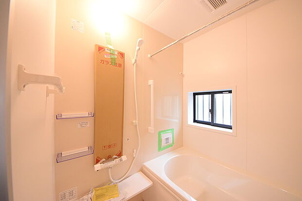 一緒にお風呂に入っている子供達の声がリビングまで聞こえてきそうな広々とした1坪バス 