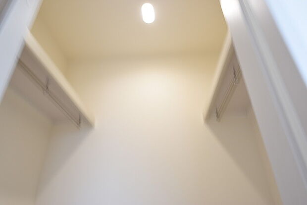 収納で悩む時間をなくしたい。家族の衣服が多くても頼もしいWIC（ウォークインクローゼット） 洋室7帖　東南の角部屋