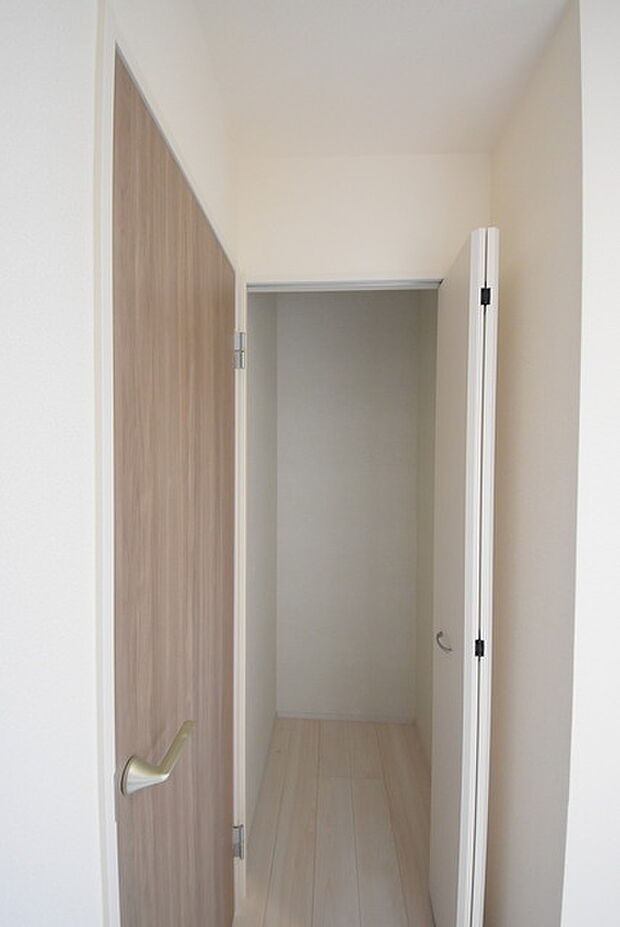 広々収納で、仕事着、普段着をまとめて収納できます。 