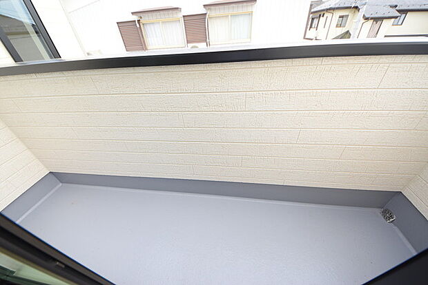 陽ざしが差込む明るいバルコニー。奥行きのあるバルコニーはお洗濯時に助かります。 