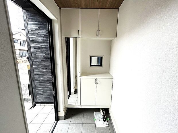 お宅の顔となる明るく開放的な玄関。ご家族皆様様の靴を収納できるスペースと全身鏡があり、お出掛け前に身だしなみチェックもできます。 