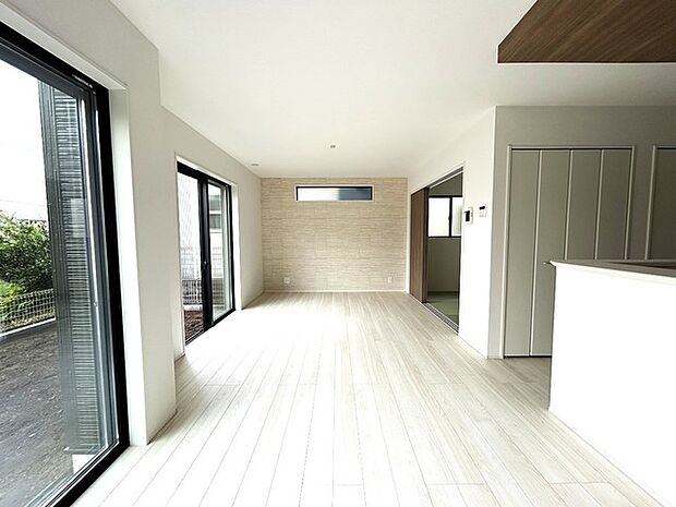 家族団欒のリビング。陽光差し込む食卓には家族の会話とスマイルが溢れます。いつまでもここで食卓を囲みたくなる、そう感じさせてくれるスペース。 