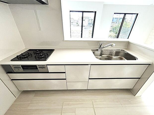 リビングにいる家族の顔が見渡せるカウンターキッチン。お料理もより一層おいしく、楽しく。食器棚を背面に設置しても十分な広さを確保しています。 