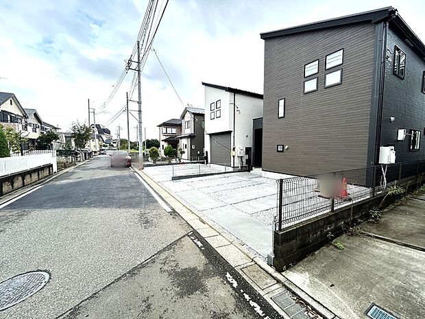 6m幅員の道路に面しておりお車の運転が苦手な方でも安心して出入りいただけます。 