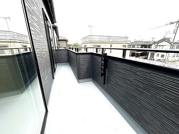 陽ざしが差込む明るいバルコニー。奥行きのあるバルコニーはお洗濯時に助かります。 