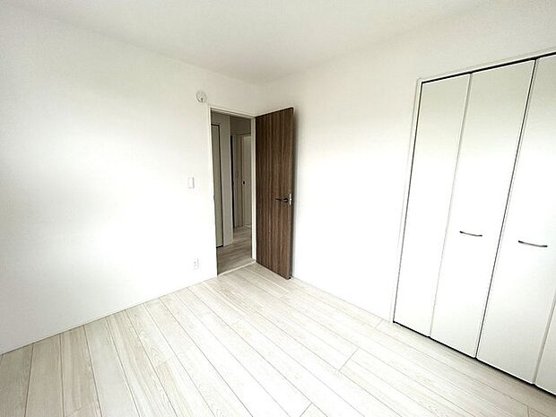 どんな家具にでも相性が良い清潔感ある白色調のクロスを採用。主張しすぎない配色、耐久性にも優れた床材は日々のメンテナンスも楽に、快適に過ごして頂けるよう考えられています。 