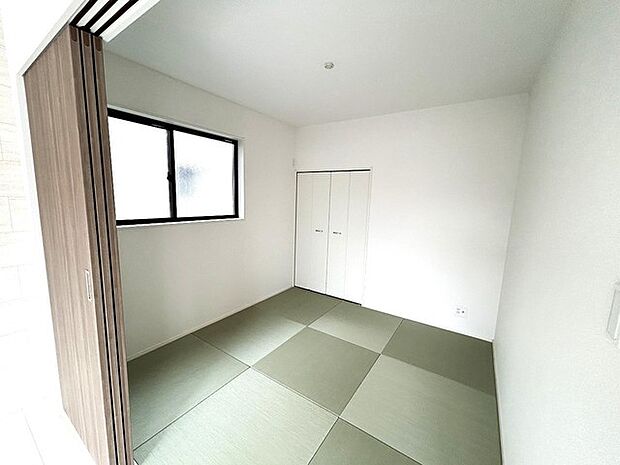 和室があるとやはりどこか心落ち着いてしまいます。客間としてもちょうど良い約4.5帖。 