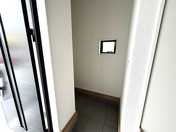 明るく開放的な玄関、靴の脱ぎ履きもしやすく、収納も豊富でご家族皆様の靴をスッキリ収納できます。 