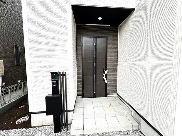 玄関はおうちの顔とも呼ばれる重要な場所！明るくスッキリと見える空間で住まう人を見送り、出迎えてくれます。 