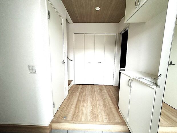 お宅の顔となる明るく開放的な玄関。ご家族皆様様の靴を収納できるスペースと全身鏡があり、お出掛け前に身だしなみチェックもできます。 