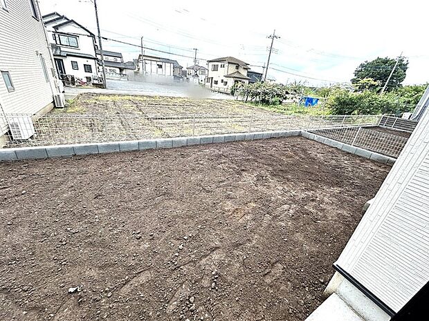 戸建てならではのお庭スペース。BBQやガーデニング、お子様のプールなど、、、、様々な楽しみ方ができるプライベート空間。ご家族皆さままで思いっきりお楽しみください。 