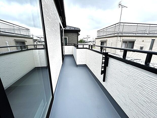 広めのバルコニーは風通しも良くお洗濯物もしっかりと干すことができます！ 