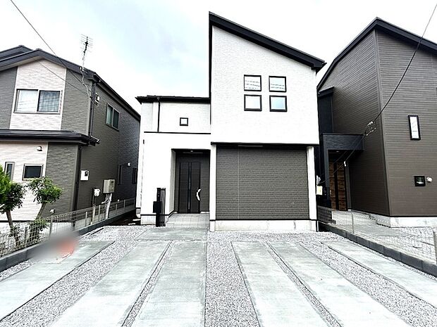 セカンドカーや来客時にも便利なカースペース3台分ございます。 