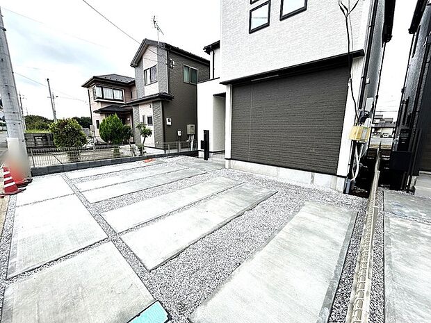 前面道路は広く、駐車がしやすいです。駐車スペース3台分ございます。 