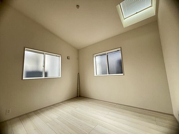 どんな家具にでも相性が良い清潔感ある白色調のクロスを採用。主張しすぎない配色、耐久性にも優れた床材は日々のメンテナンスも楽に、快適に過ごして頂けるよう考えられています。 