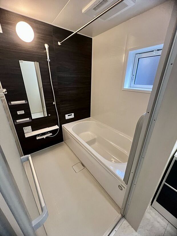 一緒にお風呂に入っている子供達の声がリビングまで聞こえてきそうな広々とした1坪バス 