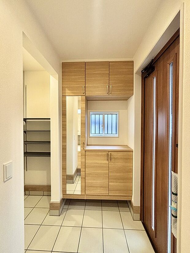 土間収納付きでベビーカーやゴルフバック、お子様のおもちゃもスッキリ収納できます。