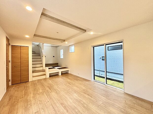 家族や友人、両親、親戚とこれから沢山の時間を紡ぐのだろう。そこを彩るのは窓から見える青い空、心地よい緑。そんなイメージが膨らむリビングスペース。