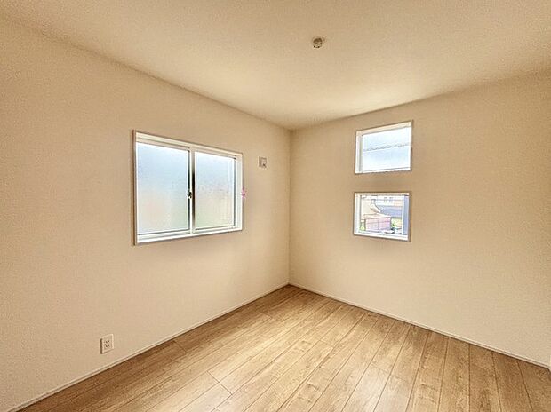 どんな家具にでも相性が良い清潔感ある白色調のクロスを採用。主張しすぎない配色、耐久性にも優れた床材は日々のメンテナンスも楽に、快適に過ごして頂けるよう考えられています。