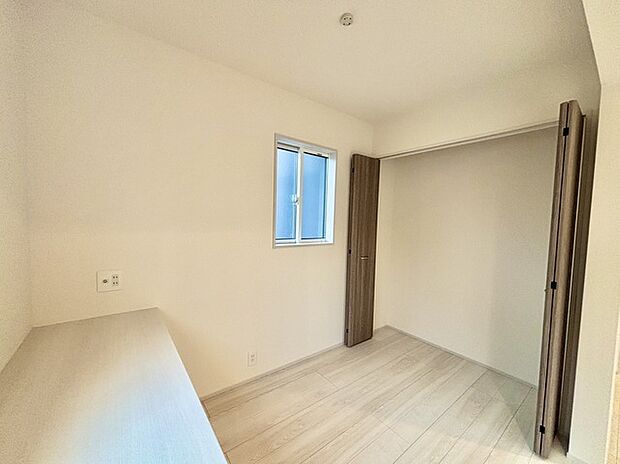 1階の3帖ほどのスタディコーナー