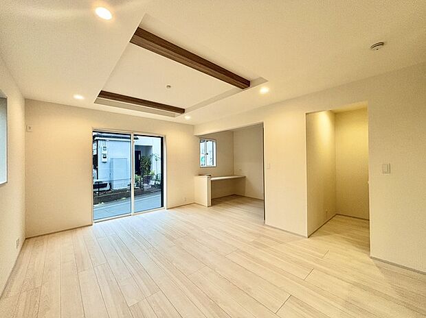 家族団欒のリビング。陽光差し込む食卓には家族の会話とスマイルが溢れます。いつまでもここで食卓を囲みたくなる、そう感じさせてくれるスペース。